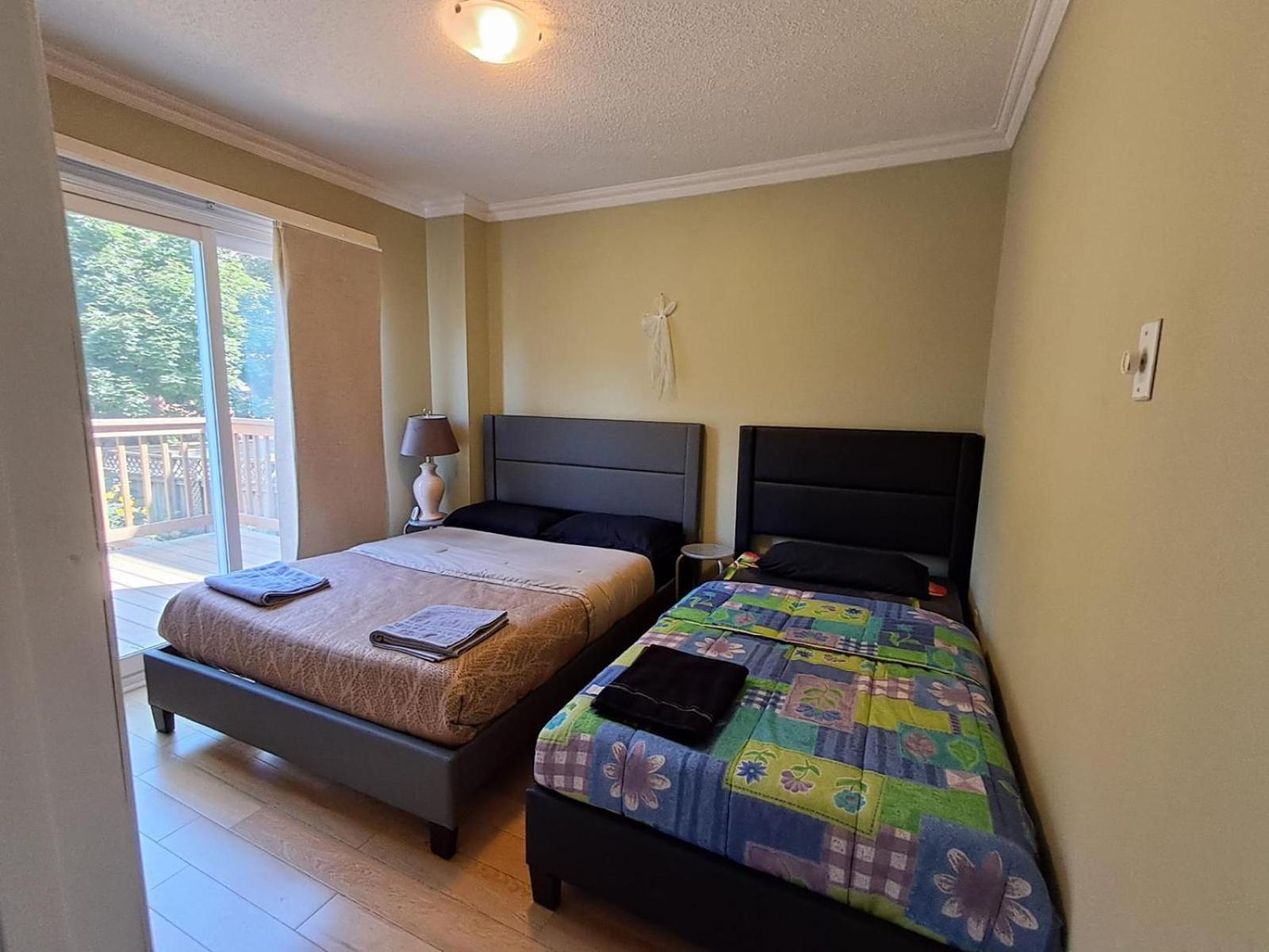 Room With Private Patio Next To Toronto Airport Mississauga Eksteriør bilde